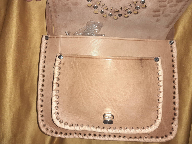 Bolso Cuadrado labrado piedra click