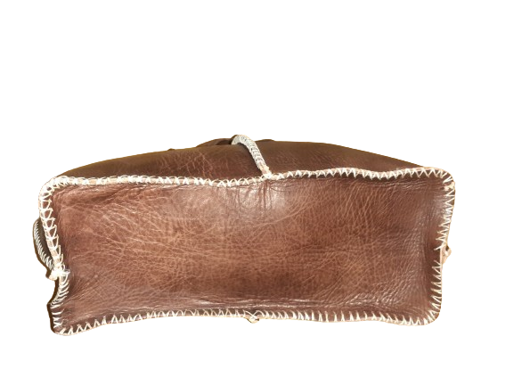 Bolso mediano de vacuno con hilo blanco
