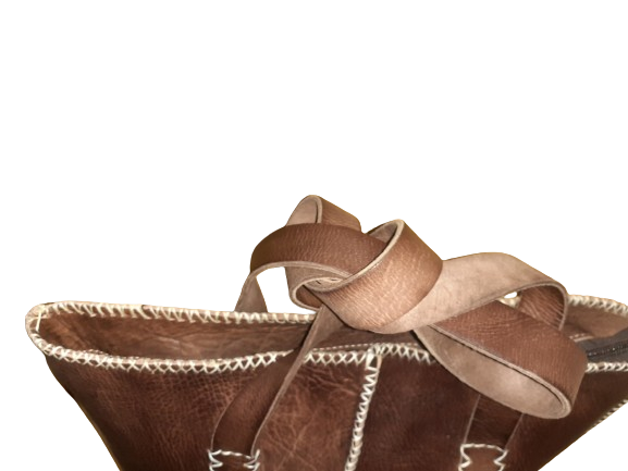 Bolso mediano de vacuno con hilo blanco